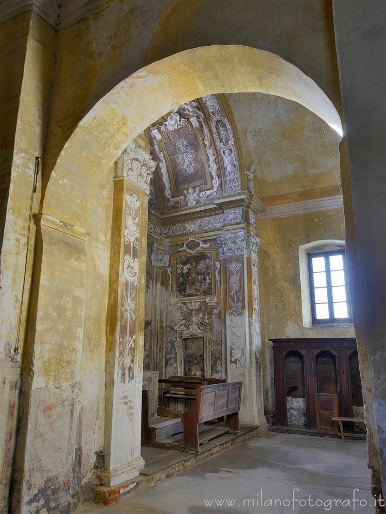 Masserano (Biella) - Scorcio sulla navata destra della Chiesa di San Teonesto